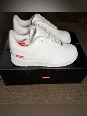 Nike Air Force 1 Low
Supreme White